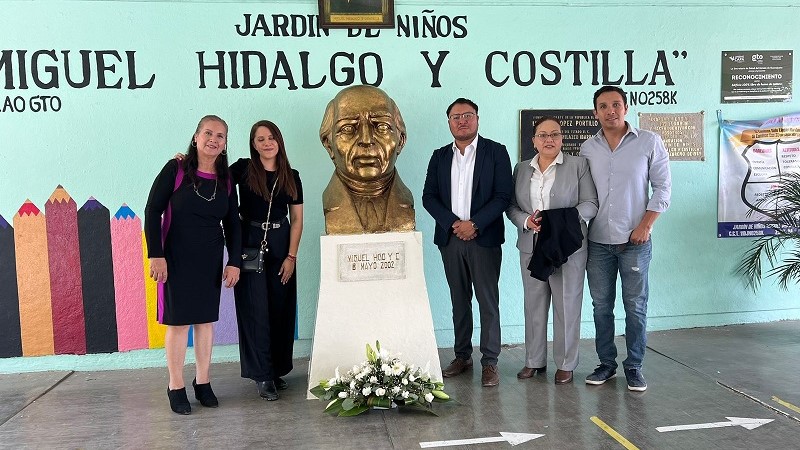 Develan busto de Miguel Hidalgo y Costilla en escuela primaria
